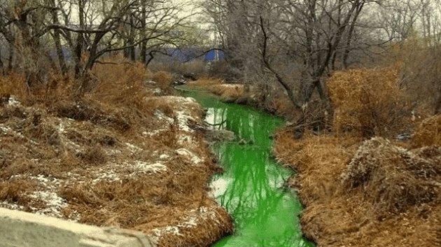 Río se tiñe de verde en Rusia y desata preocupación por contaminación nuclear