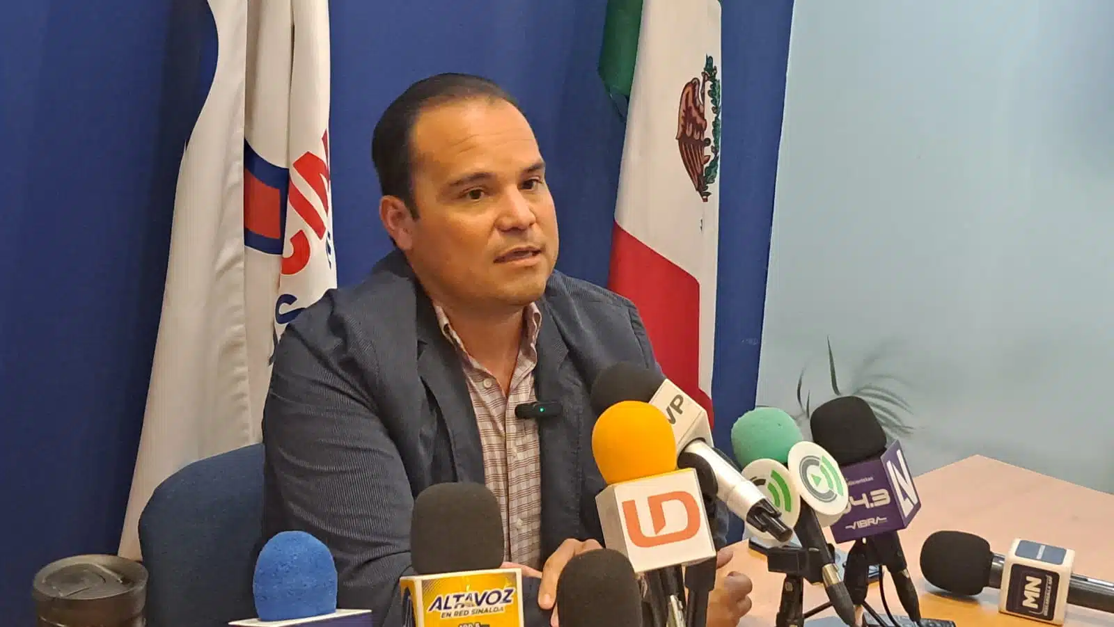 Roberto Miranda Lagarda en conferencia con los medios de comunicación en Los Mochis