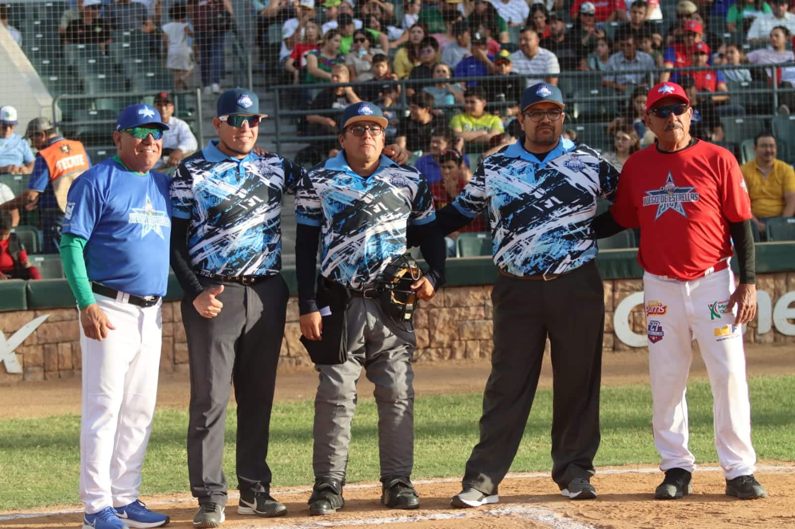 Roberto Osuna y Manuel Castro, los managers del Juego de Estrellas 2024 junto a los ampáyeres