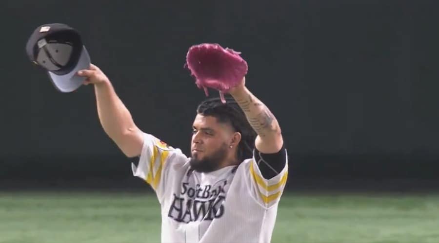 Roberto Osuna celebrando con los brazos arriba