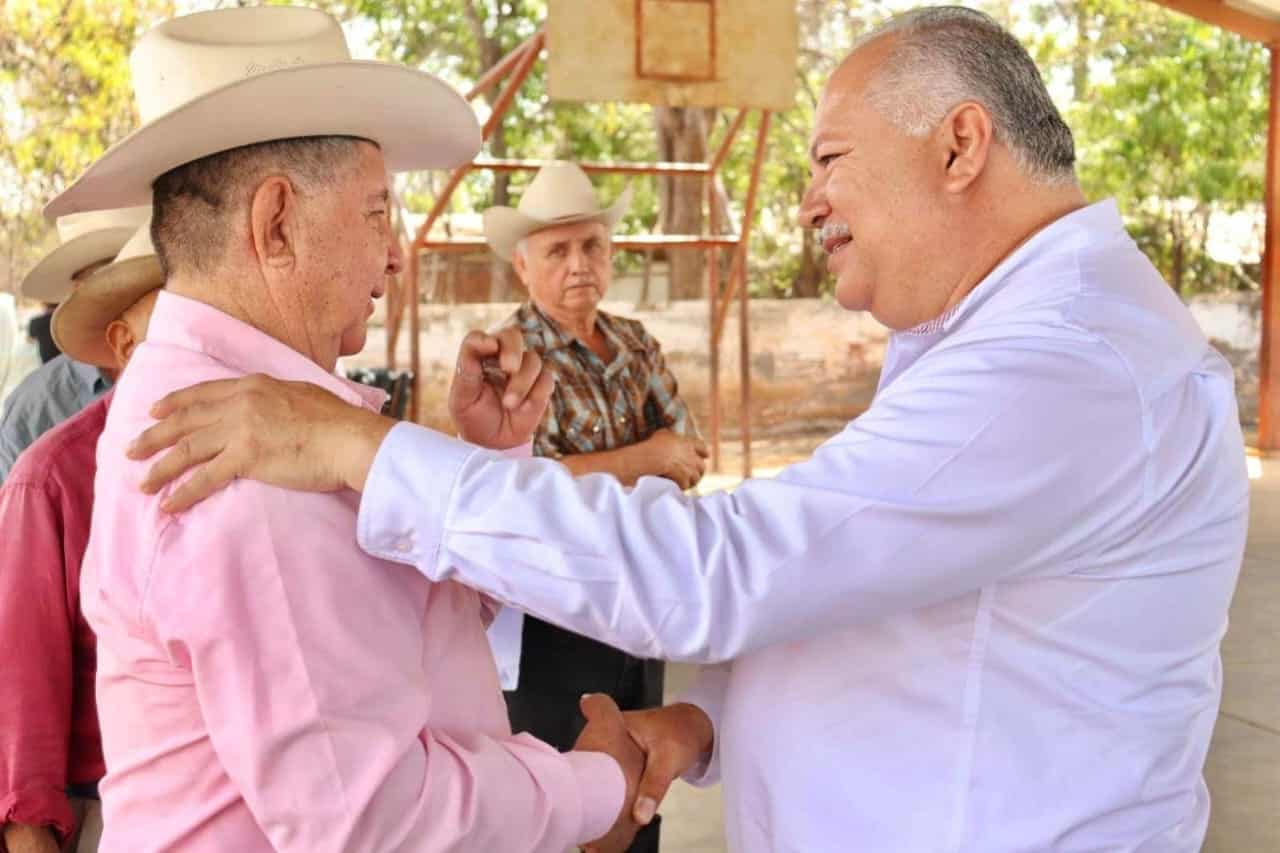 Rolando Mercado, candidato a la presidencial municipal en Sinaloa por el partido de Morena, en su segundo día de campaña