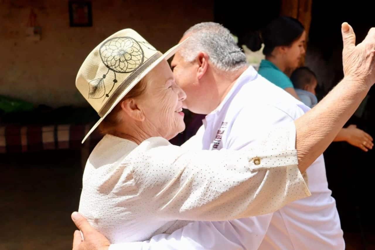 Rolando Mercado, candidato a la presidencial municipal en Sinaloa por el partido de Morena, en su segundo día de campaña