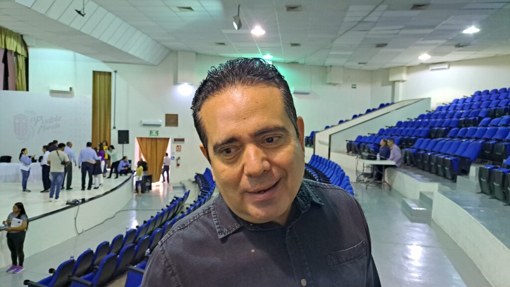 Romel Omar Báez Lugo, presidente del Patronato del Carnaval Guamúchil 2024, en el auditorio 27 de Febrero