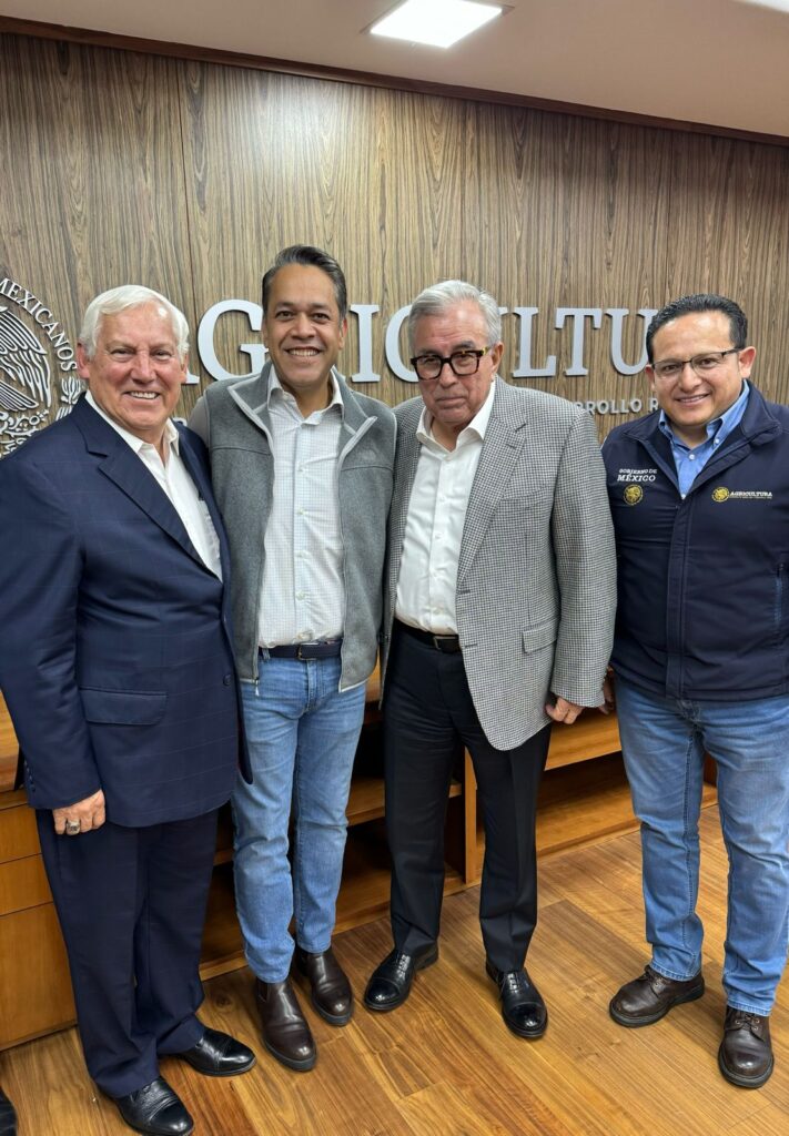 Rubén Rocha Moya, gobernador de Sinaloa, junto a Víctor Villalobos Arámbula, titular de la Agricultura federal, y otras dos personas en Culiacán