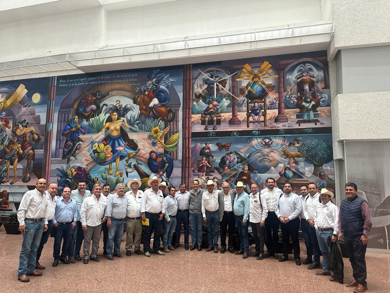 Rubén Rocha Moya, gobernador de Sinaloa, junto a Víctor Villalobos Arámbula, titular de la Agricultura federal, y otras personas en Culiacán