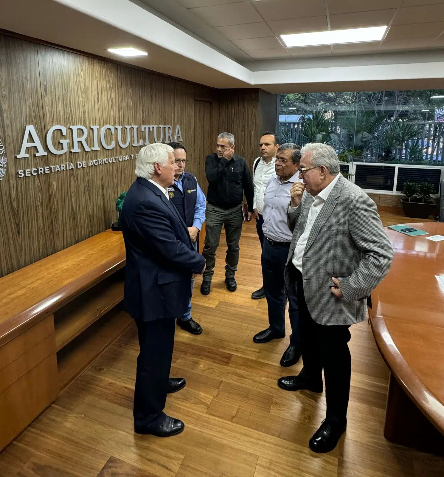 Rubén Rocha Moya, gobernador de Sinaloa, junto a Víctor Villalobos Arámbula, titular de la Agricultura federal, y otras personas en Culiacán