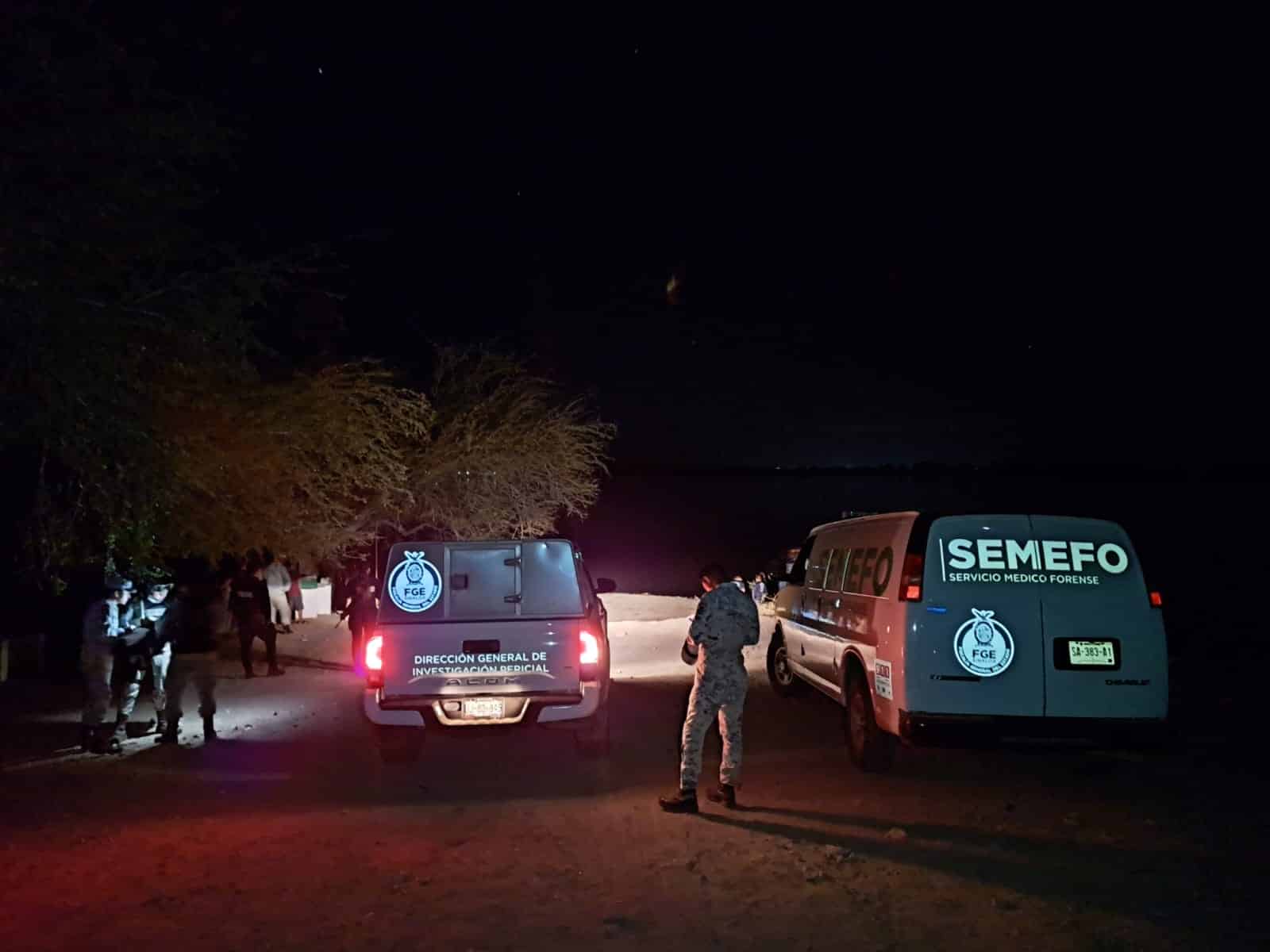 Camioneta de SEMEFO de la FGE en el lugar donde un elemento de la Guardia Nacional perdió la vida en Culiacán