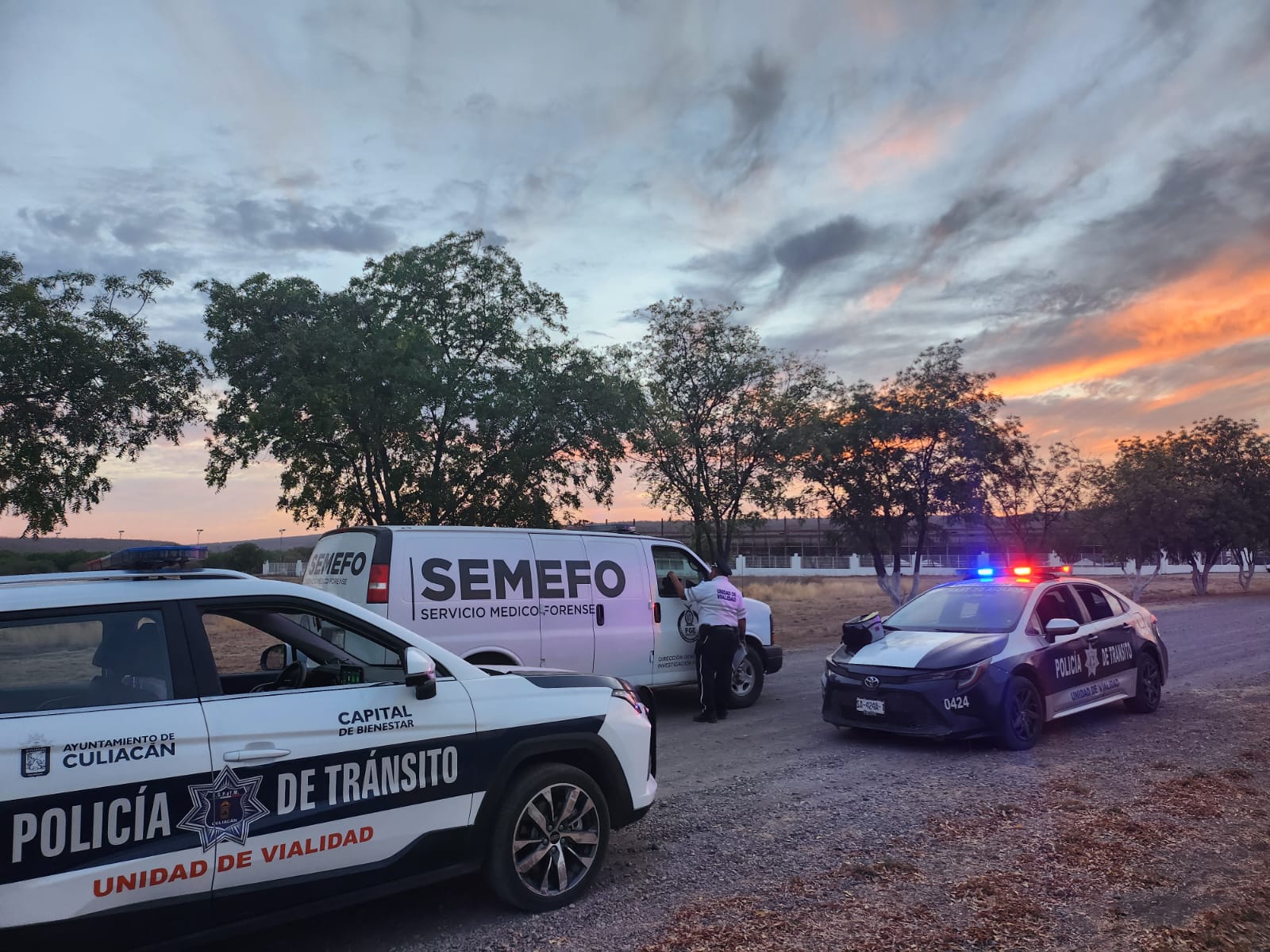 Camioneta de SEMEFO y una patrulla de la Policía Municipal de Culiacán en el lugar donde fue un accidente y dejó un muerto