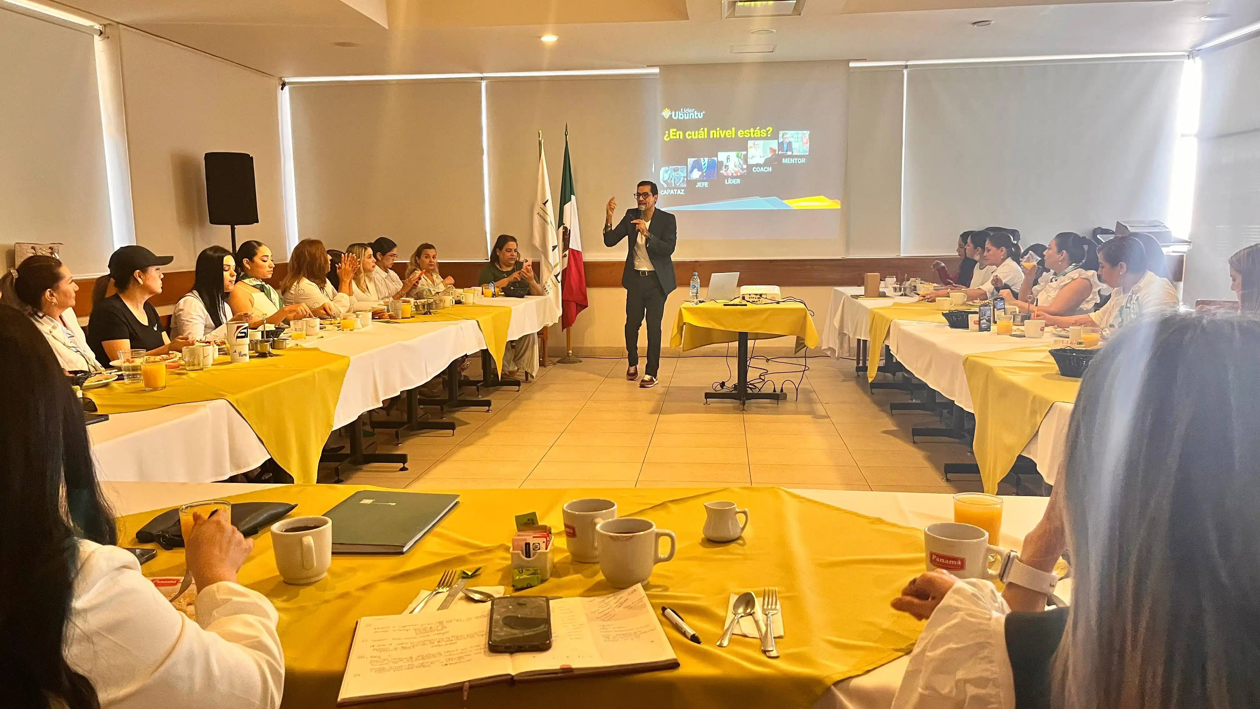Integrantes de la Asociación Mexicana de Mujeres Jefas de Empresas en Los Mochis en una asamblea mensual impartida por Sael Barraza