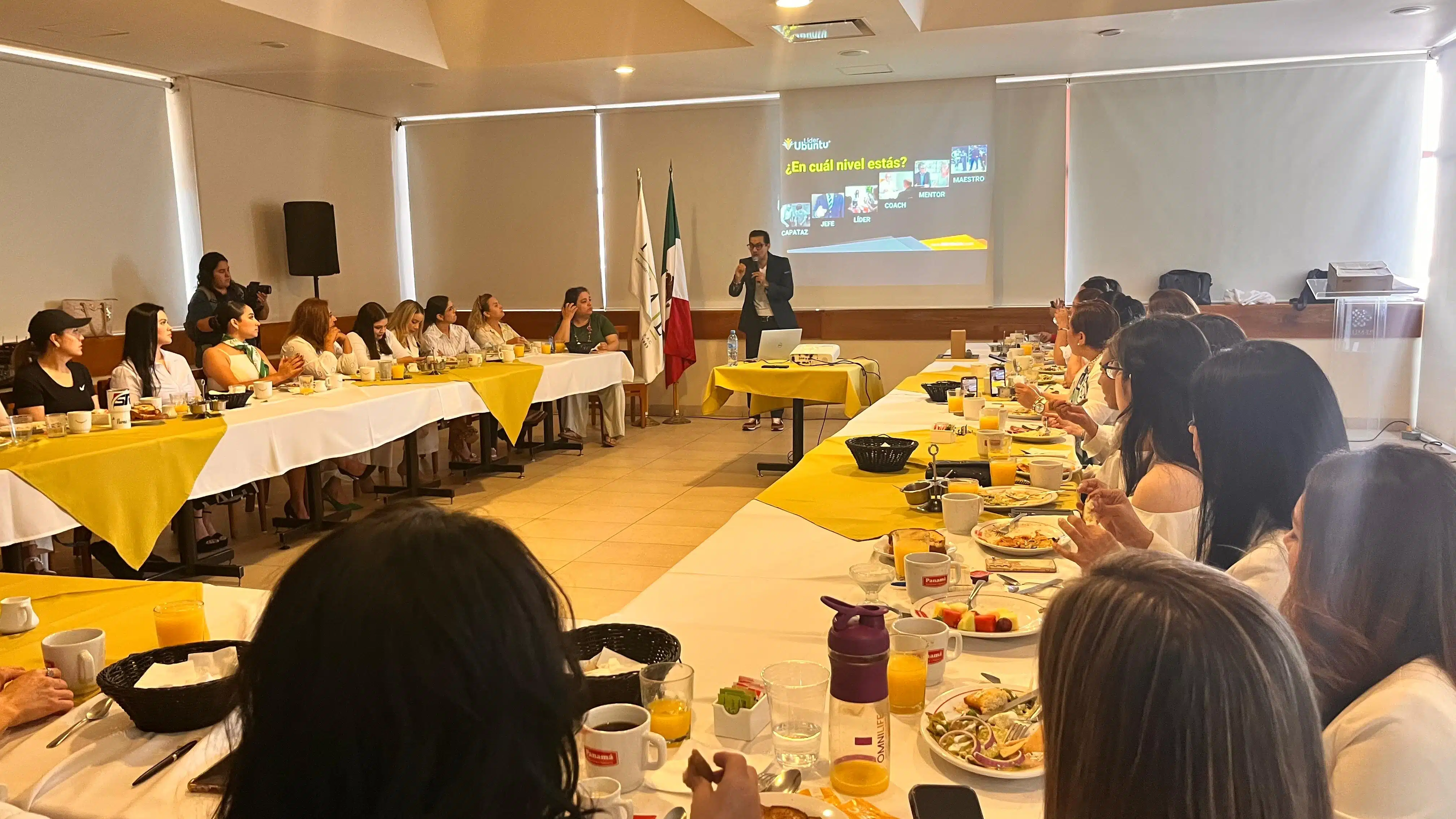 Integrantes de la Asociación Mexicana de Mujeres Jefas de Empresas en Los Mochis en una asamblea mensual impartida por Sael Barraza