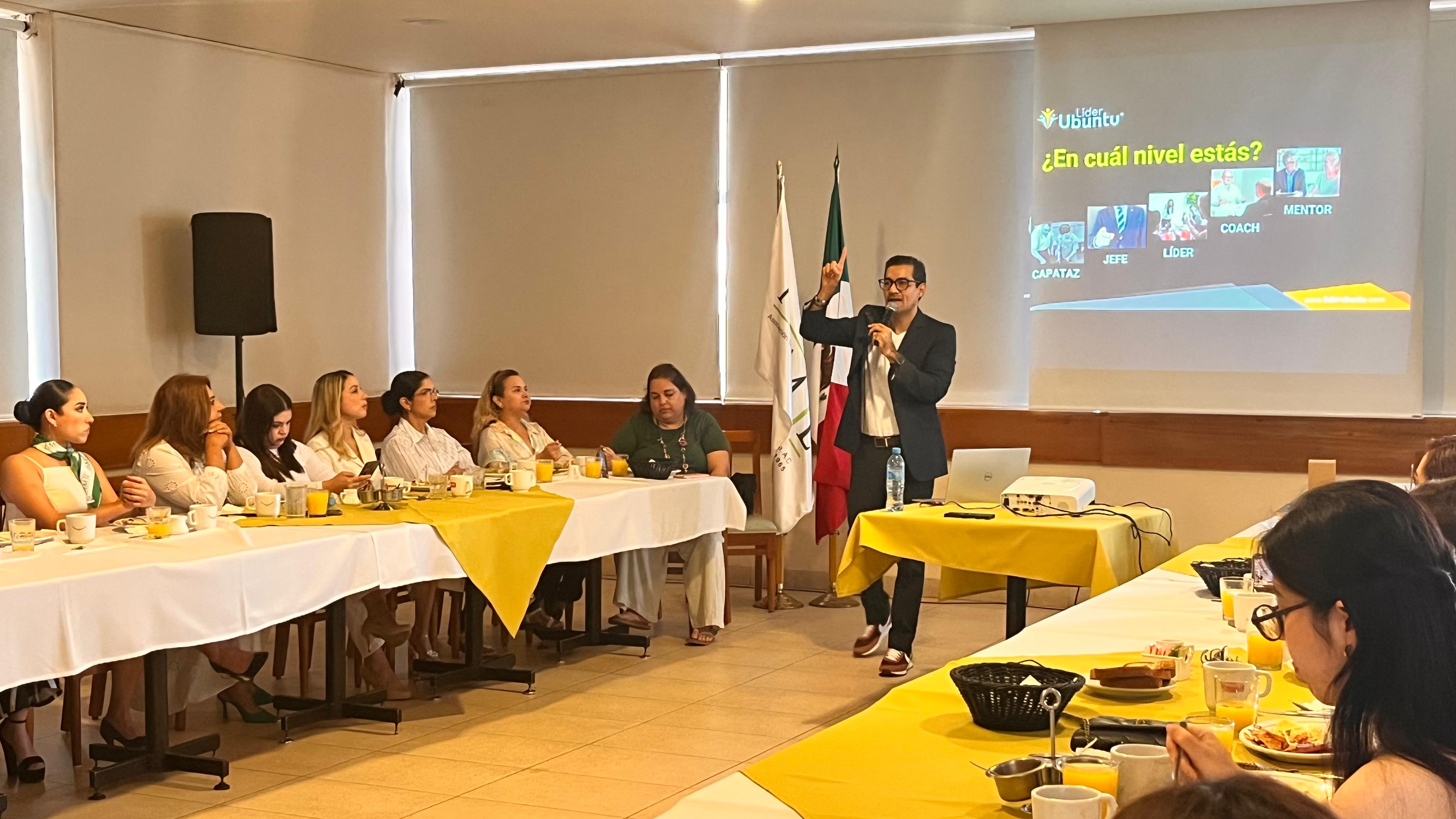 Integrantes de la Asociación Mexicana de Mujeres Jefas de Empresas en Los Mochis en una asamblea mensual impartida por Sael Barraza
