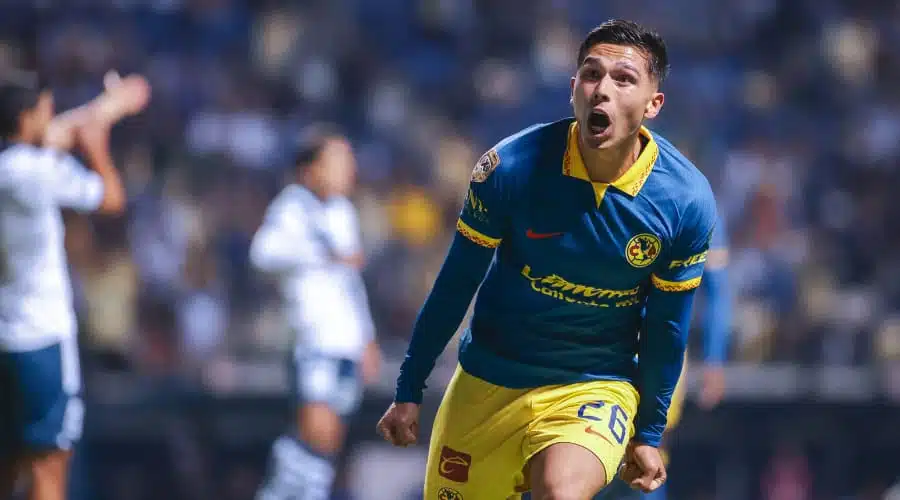 Salvador Reyes festeja su doblete en el juego entre Club América y Puebla