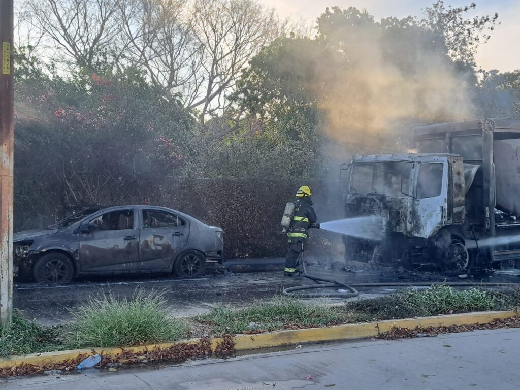 Bomberos apagan incendio de un camión