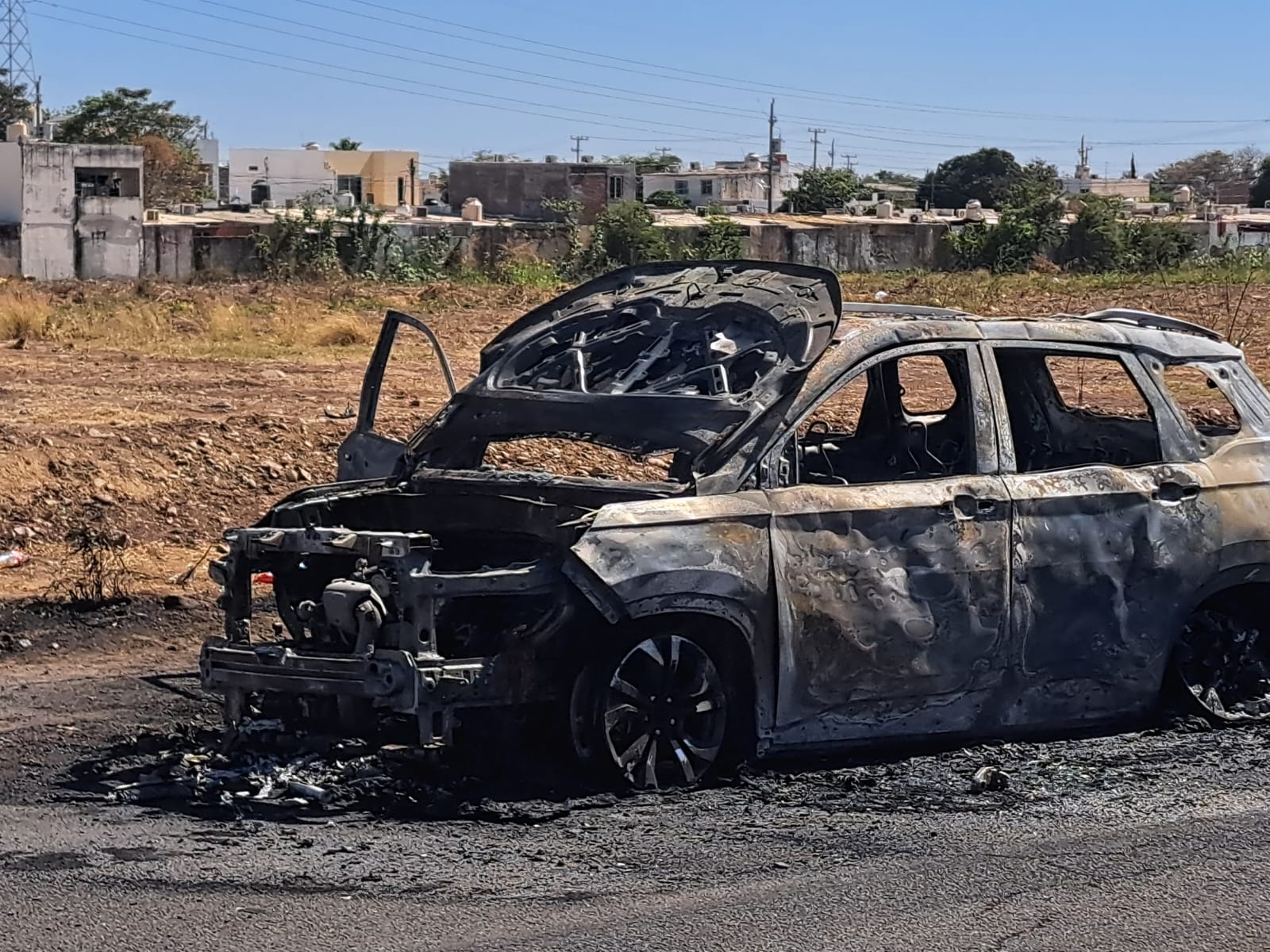 La camioneta queda destruida tras incendio
