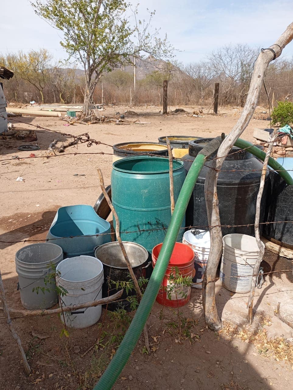 Cubetas y tinacos utilizados para recabar agua en El Fuerte