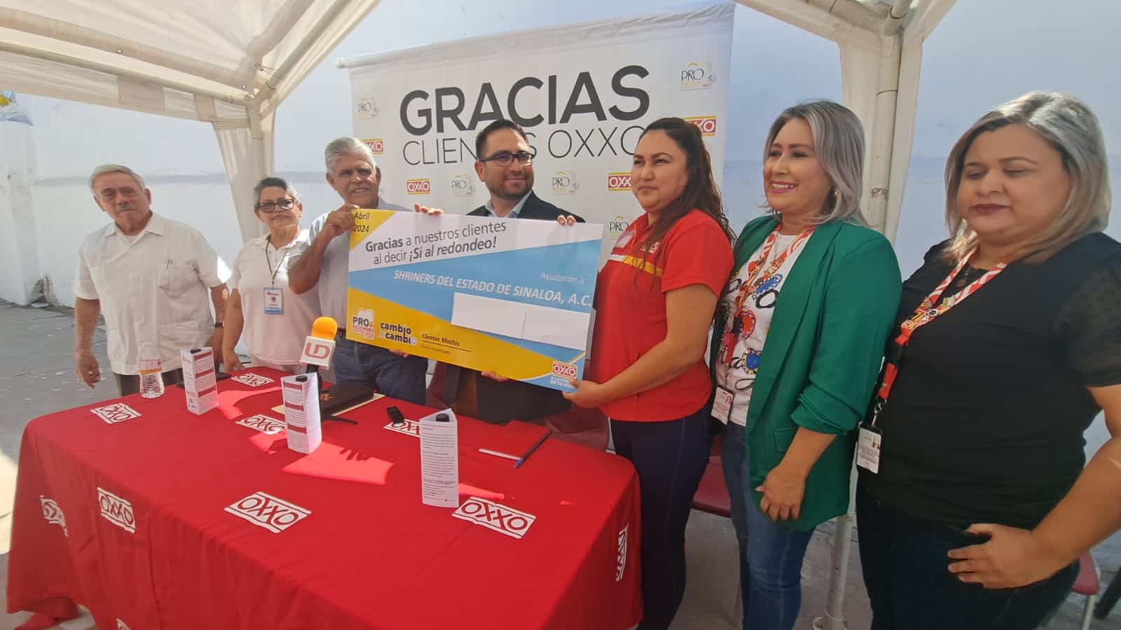 Jesús Sergio Leal Valenzuela, presidente de Shriners del Estado de Sinaloa IAP recibe donativo