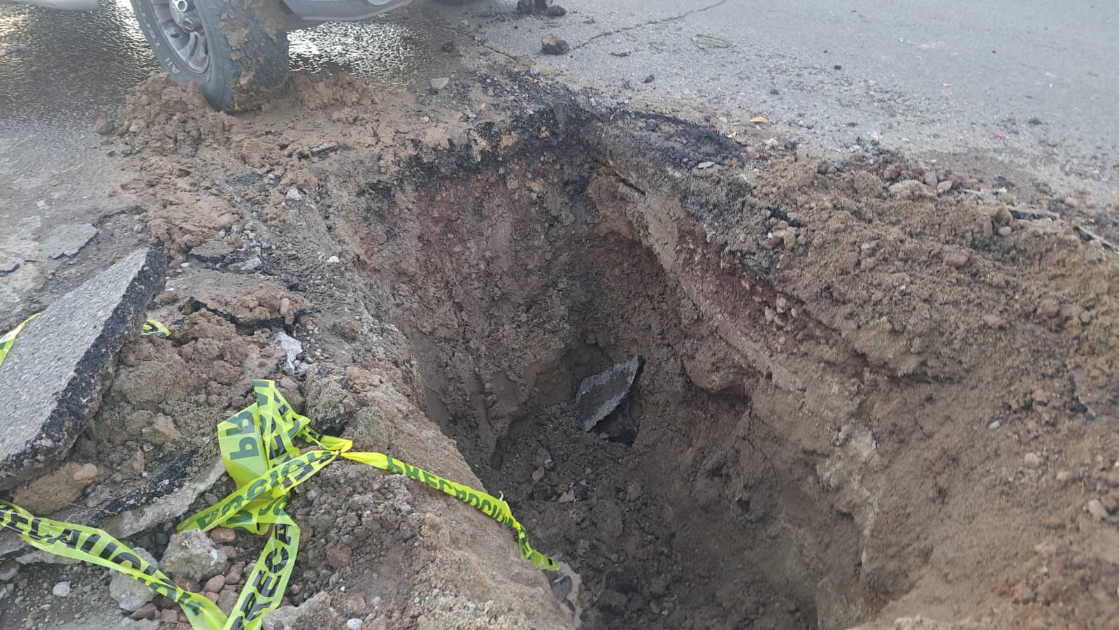 Socavón en el que cayó una camioneta en Mazatlán