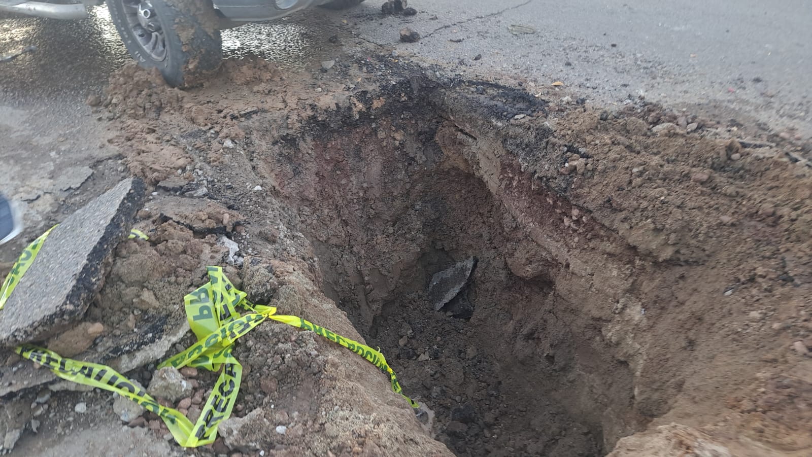 Socavón en el que cayó una camioneta en Mazatlán