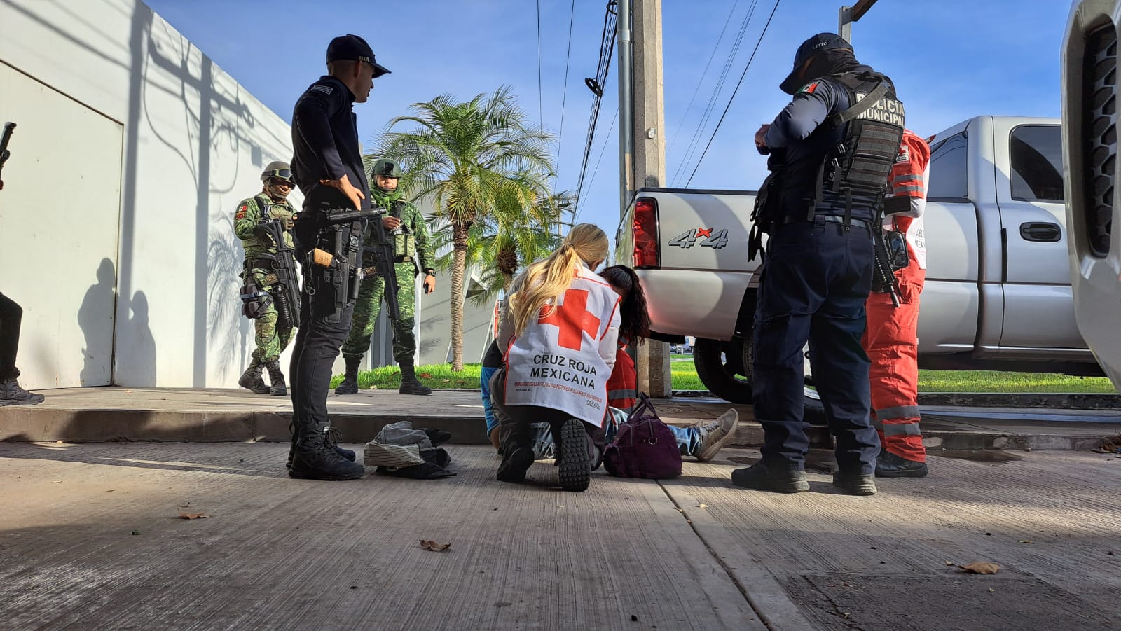 Policías municipales y Cruz Roja