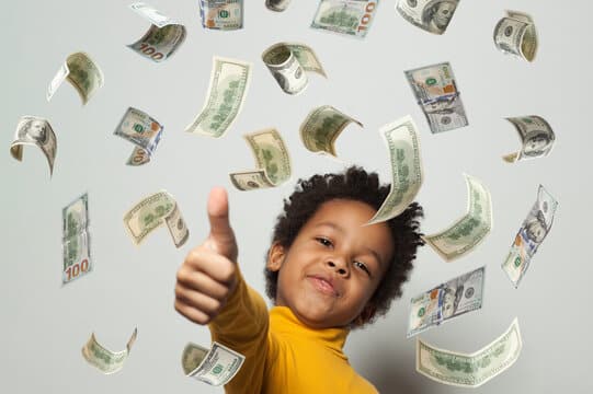 Niño con billetes del dólar