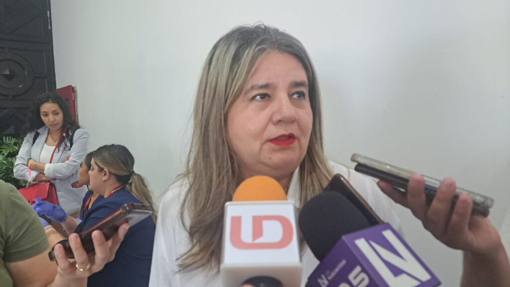 Tania Clarissa Medina López, delegada del IMSS en el estado de Sinaloa, en entrevista con los medios de comunicación en Mazatlán