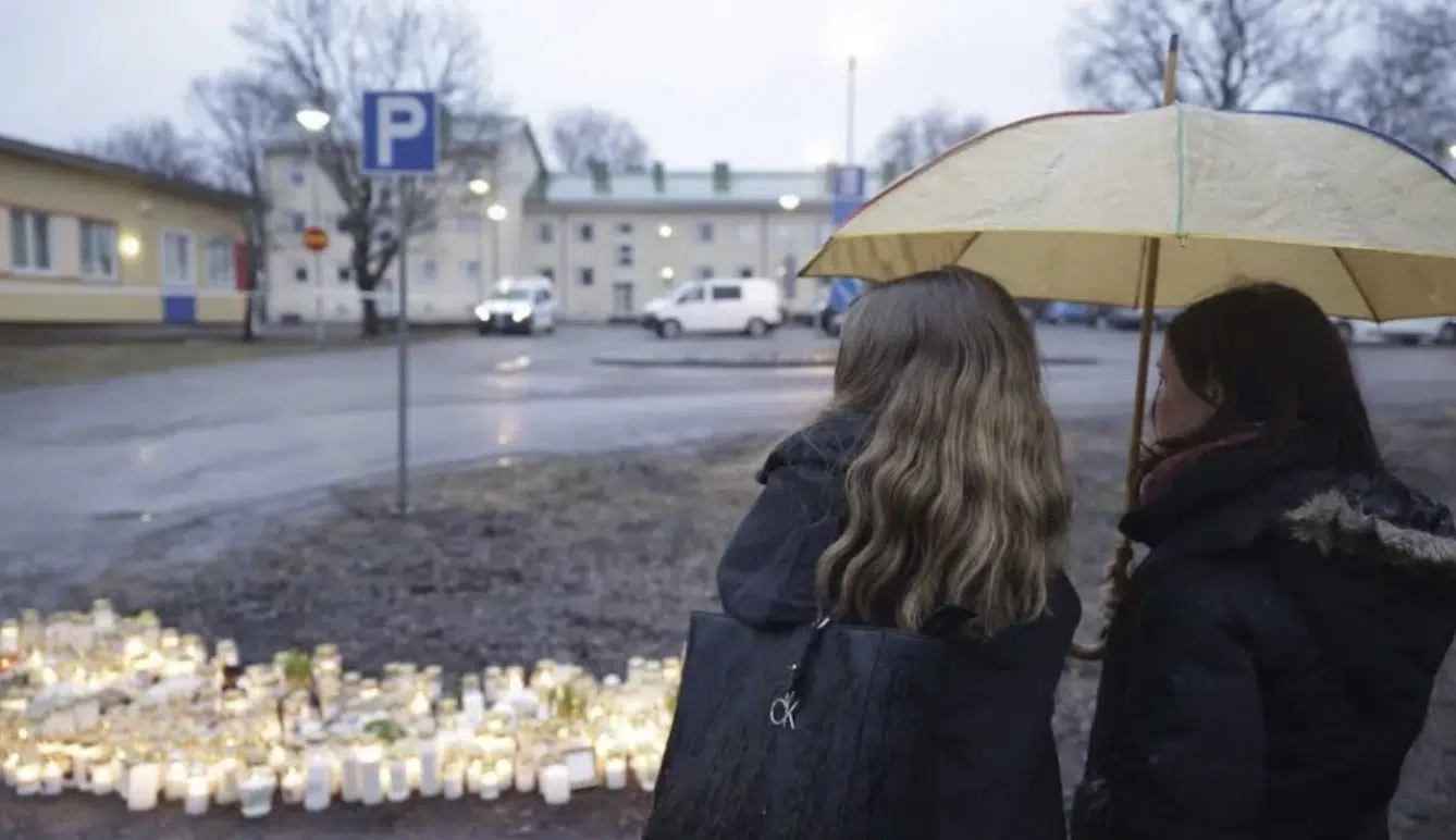Velas y flores frente a la escuela donde ocurrió un tiroteo en Finlandia