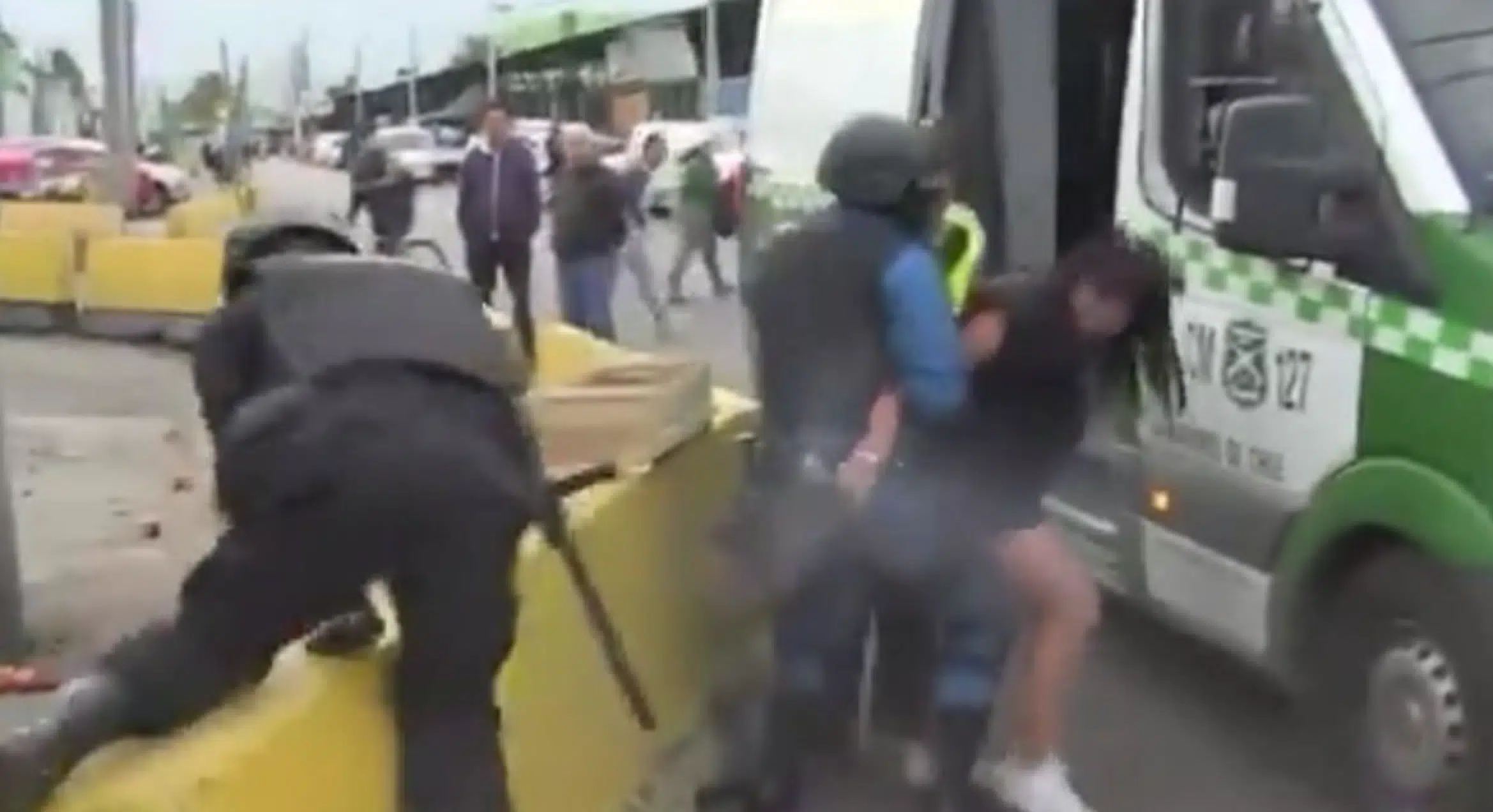 Mujer provoca tiroteo en mercado de Chile en un control policial