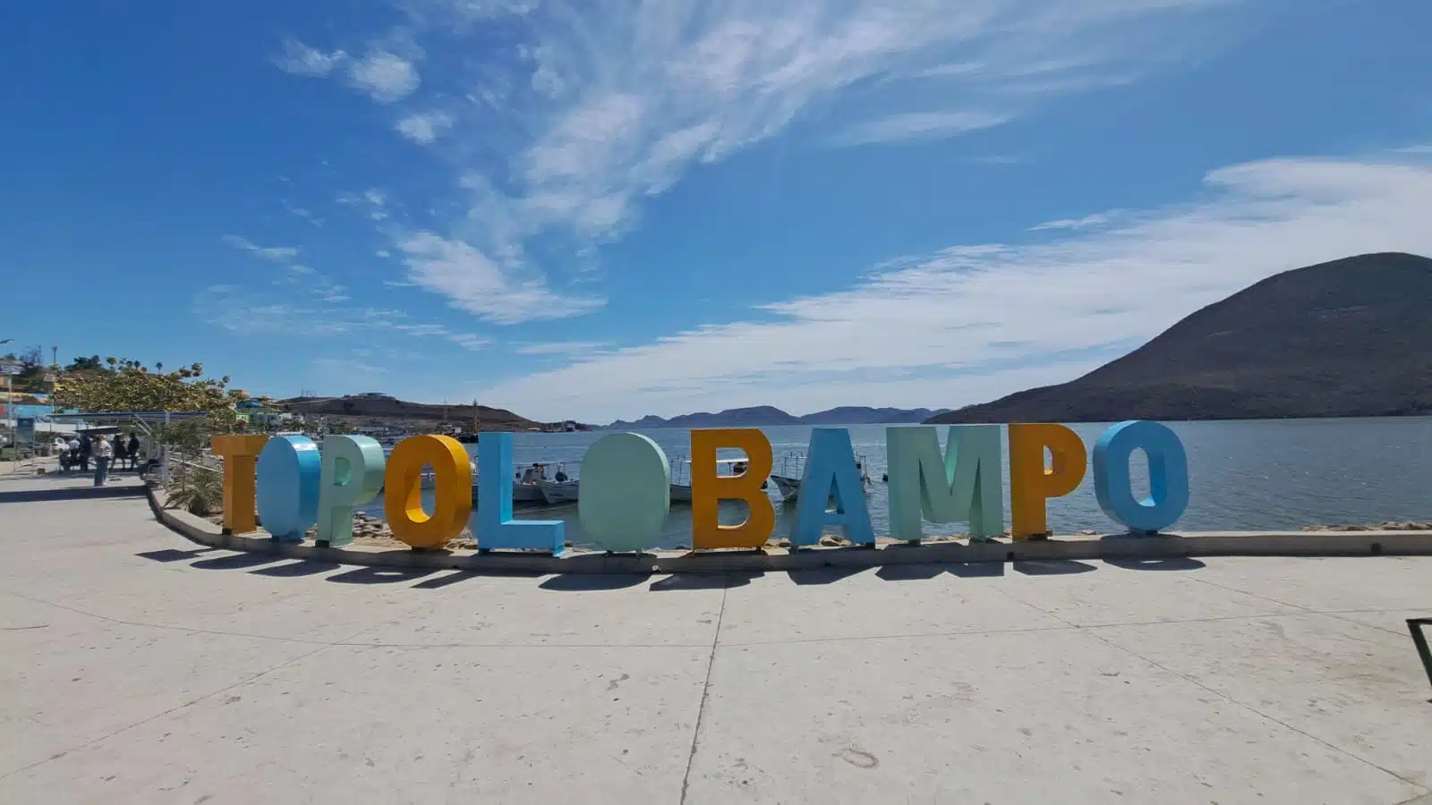 Coloridas letras en el puerto de Topolobampo
