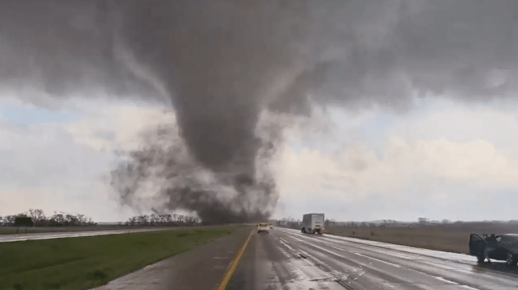Tornado de grandes magnitudes desata temor en Nebraska