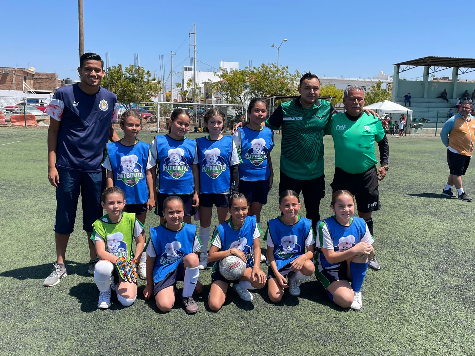 Niñas posando para una foto en el Torneo Futbolito Bimbo 2024 Mazatlán