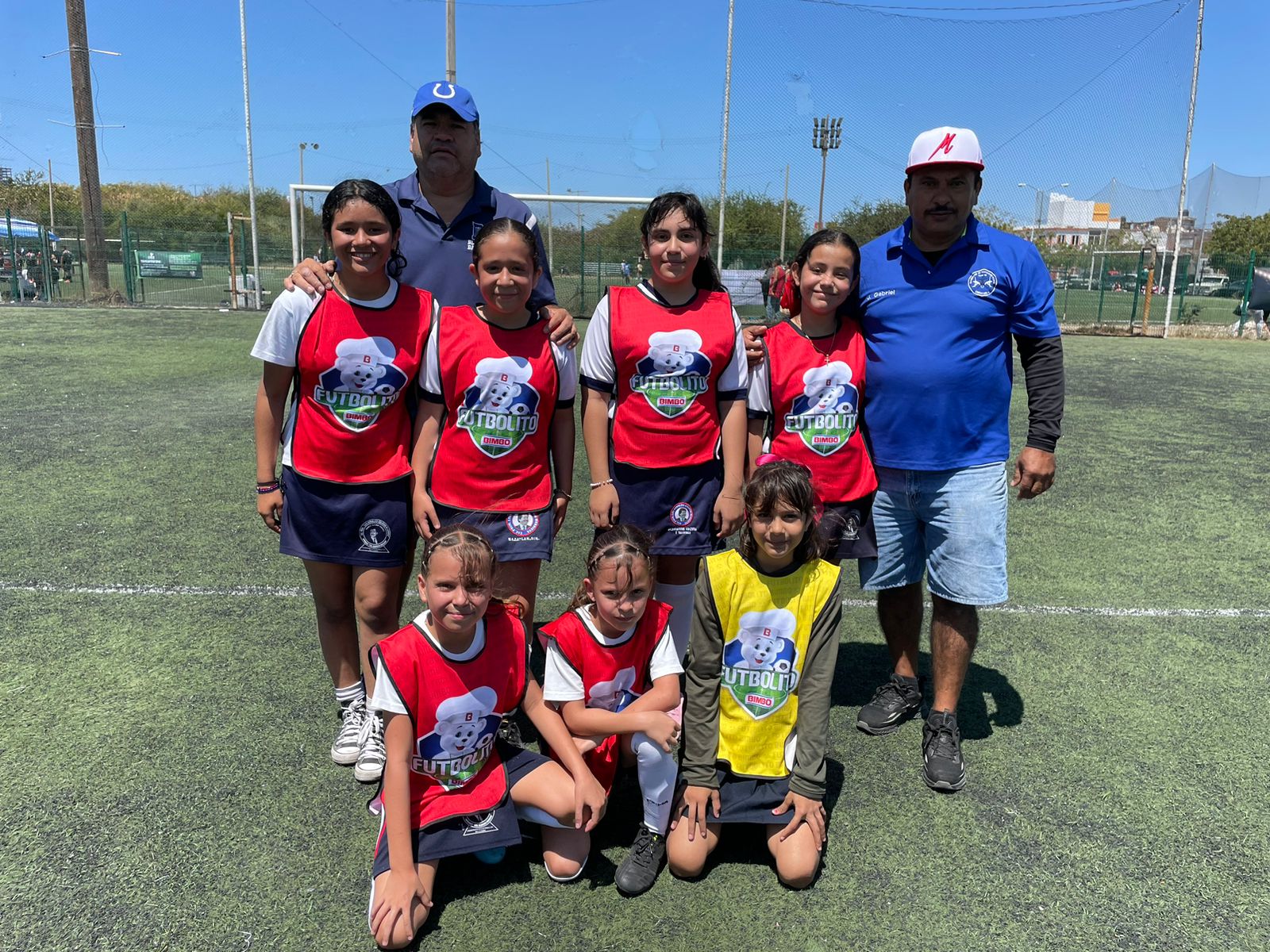 Niñas posando para una foto en el Torneo Futbolito Bimbo 2024 Mazatlán