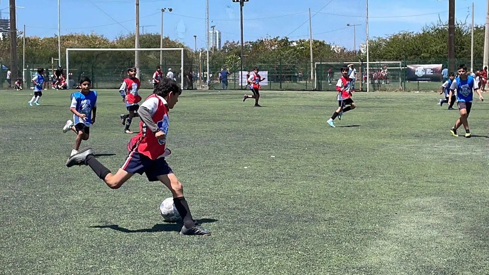 Niños jugando en el Torneo Futbolito Bimbo 2024 Mazatlán