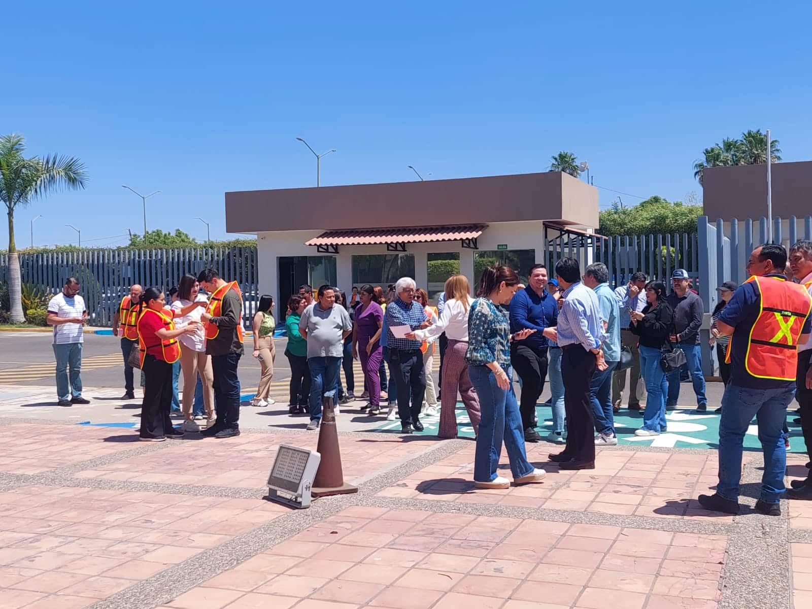 Trabajadores de Congreso del Estado de Sinaloa haciendo simulacro de Protección Civil