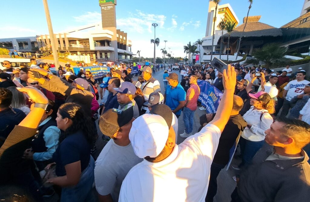 Manifestación de trabajadores de la UAS en Mazatlán