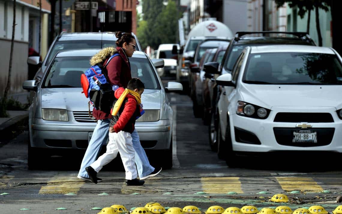 Niños tomado de la mano de su mamà