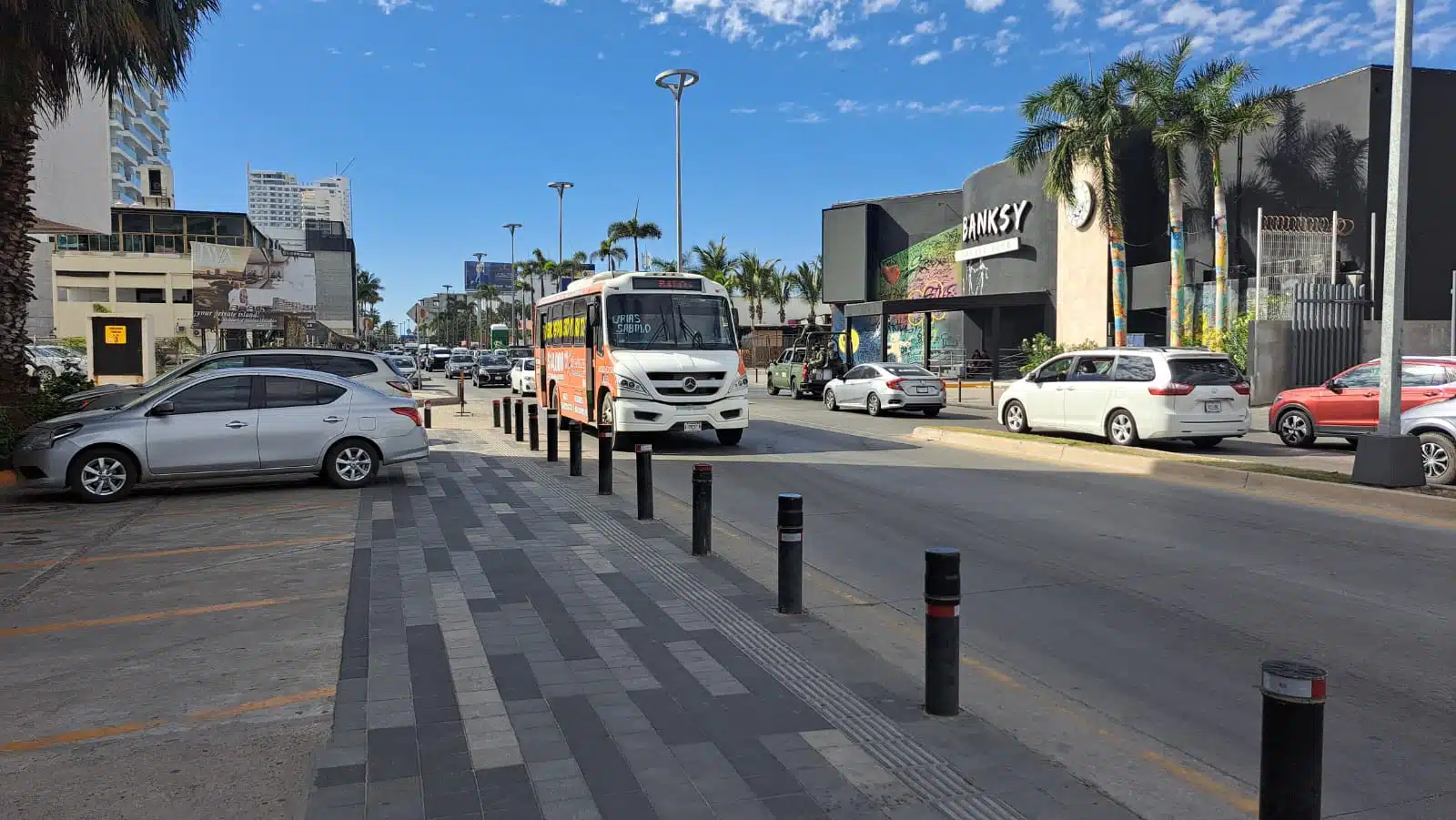 Transporte público en calles de Mazatlán