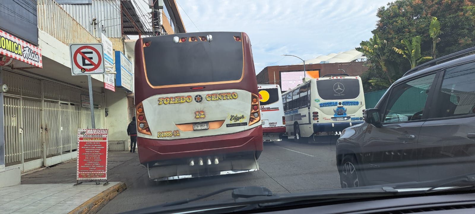 Camión urbano parado