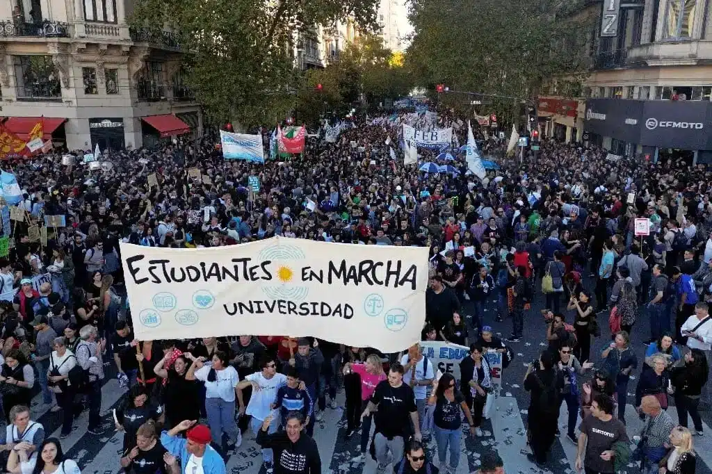 Tras protestas, Milei niega cierre de universidades en Argentina