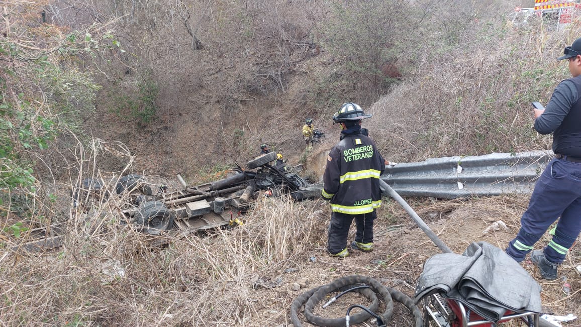 El tráiler con remolque de cama terminó al fondo de un barranco.