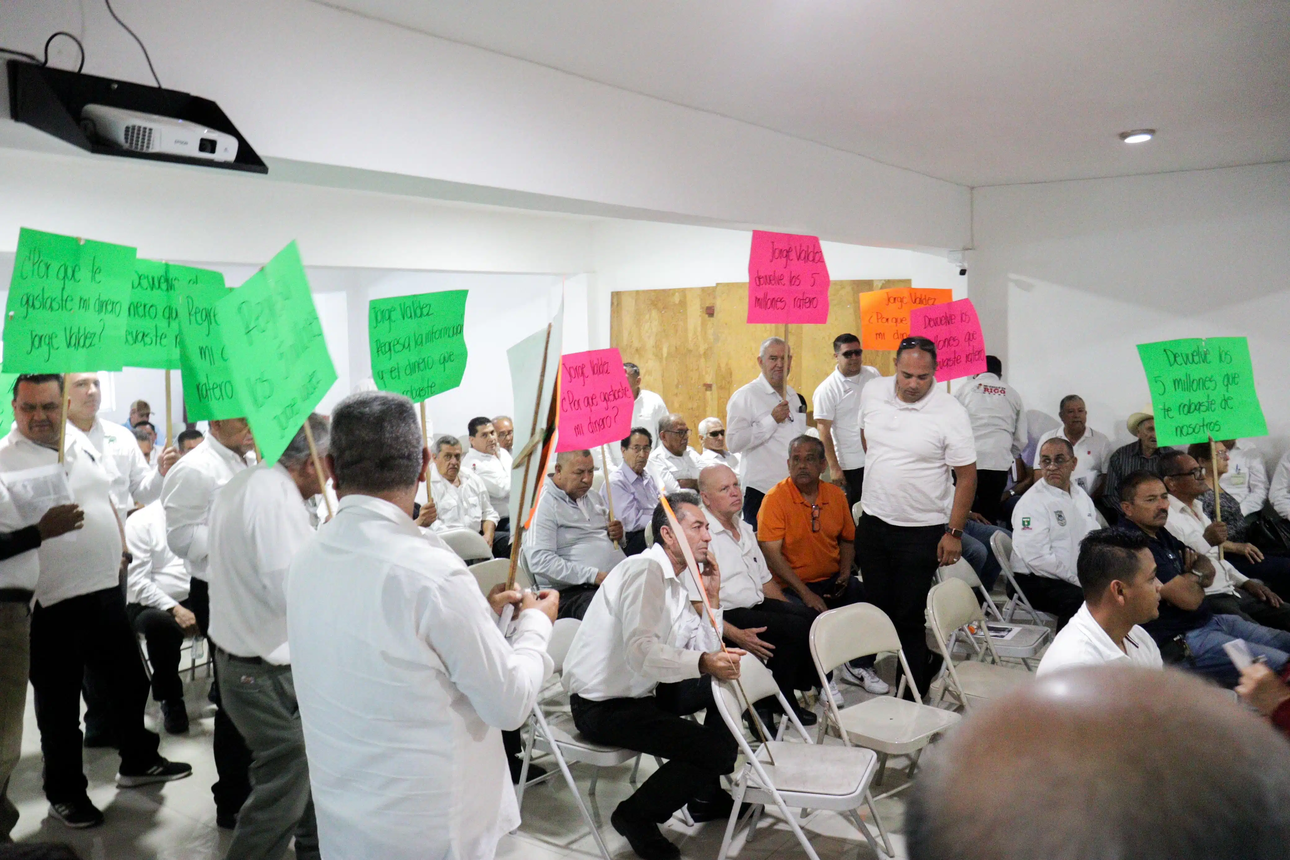 Unión de Trabajadores del Volante del Norte de Sinaloa con pancartas en las que protestan ante lo ocurrido