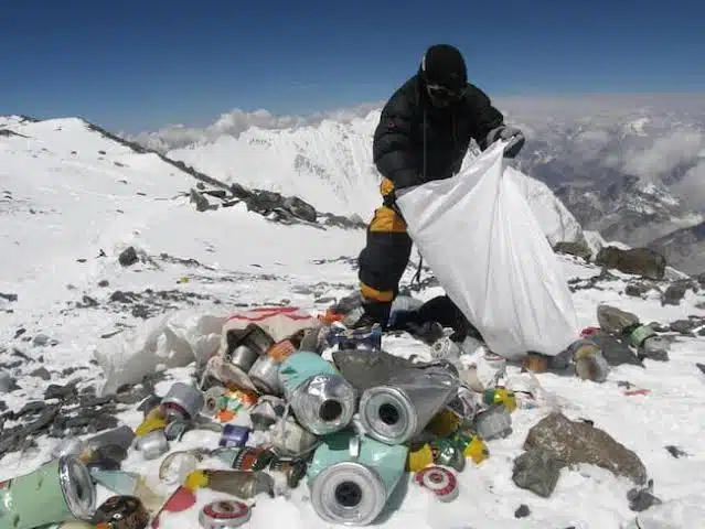 Usan drones para levantar basura en el Monte Everest