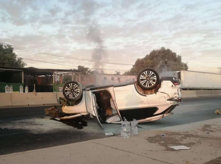 Vagoneta blanca volcada en la México 15 en Culiacán