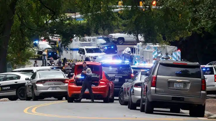 Varios policías heridos tras tiroteo en Carolina del Norte; buscan al pistolero