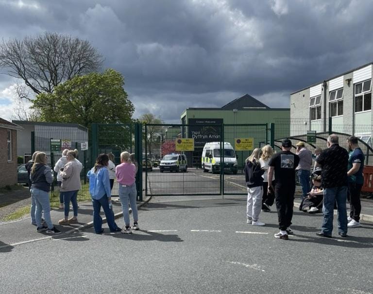 Violencia al interior de una escuela en Gales; apuñaló a dos maestros y a un menor