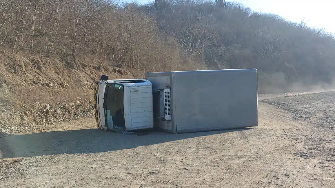 Volcadura de camioneta tipo camión