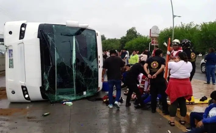 Volcadura de autobús turístico en Nuevo León deja 53 lesionados