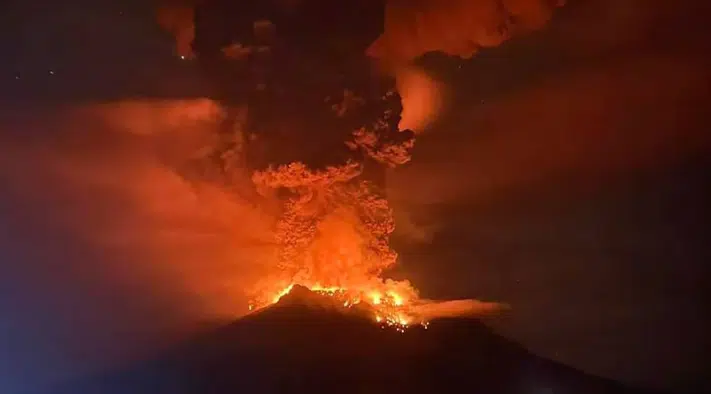 Evacúan a cientos de personas tras erupción del Volcán Ruang en Indonesia