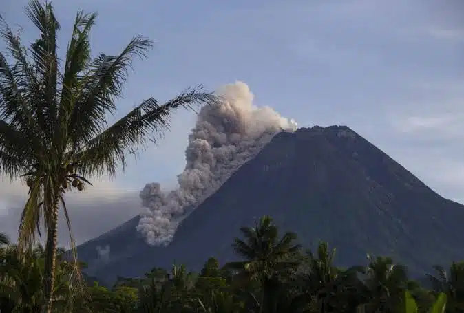 Volcán en Indonesia entra en erupción tras terremotos en Taiwán y Ecuador
