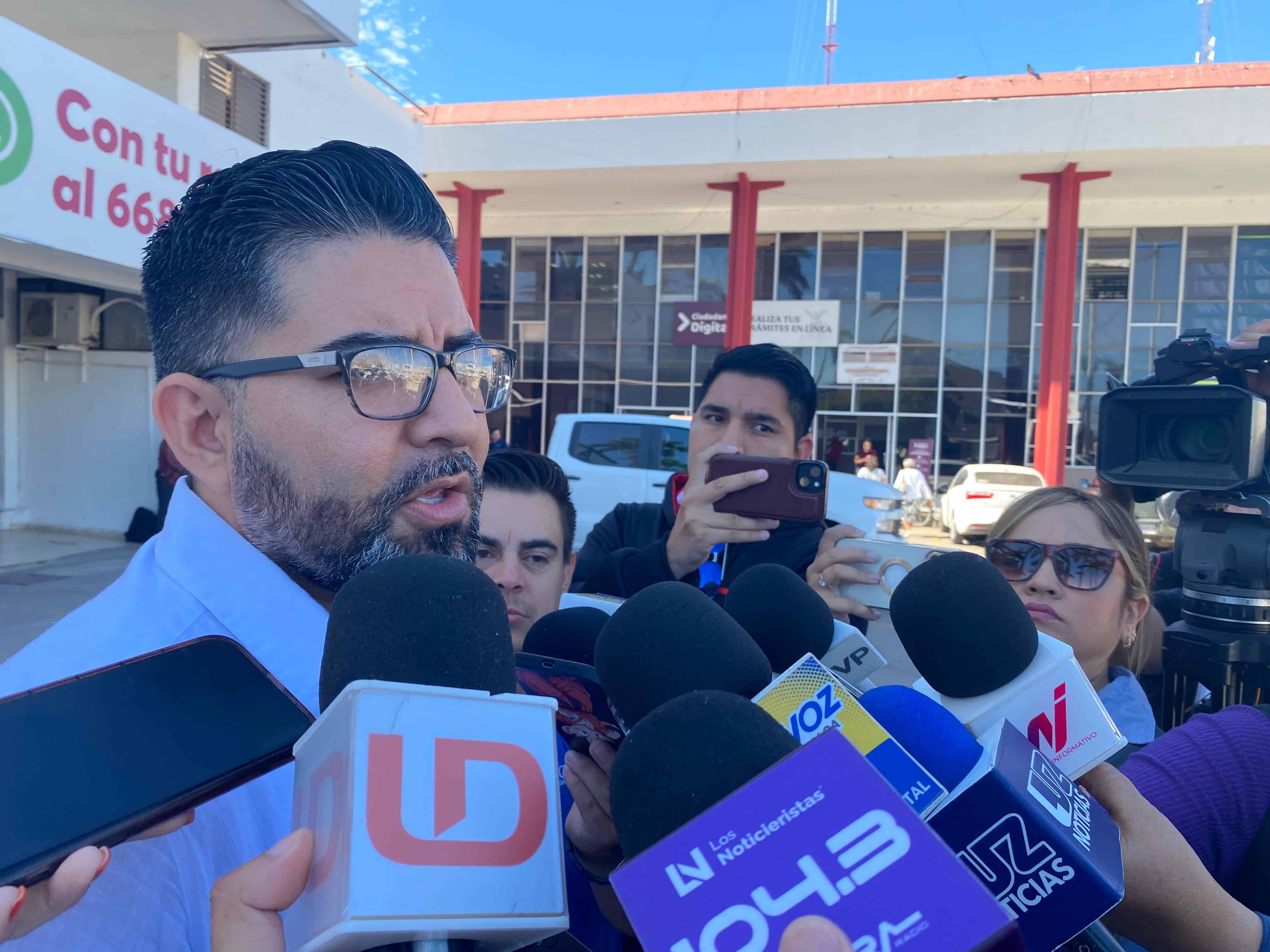 Personas entrevistando a funcionario