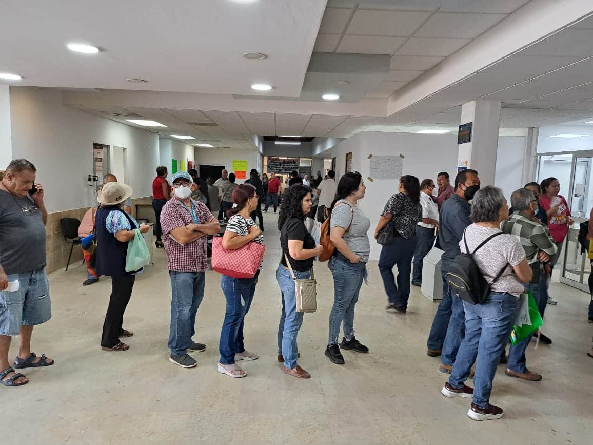 Personas en el Issste Mazatlán